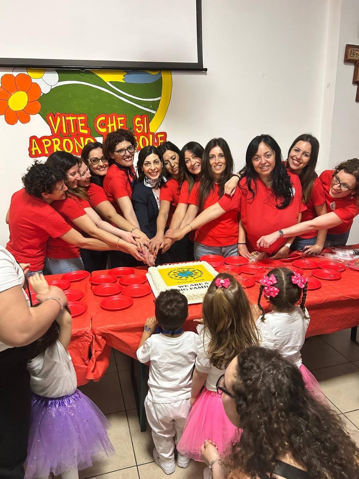 Zona genitori all'ingresso, armadietti con foto e nome