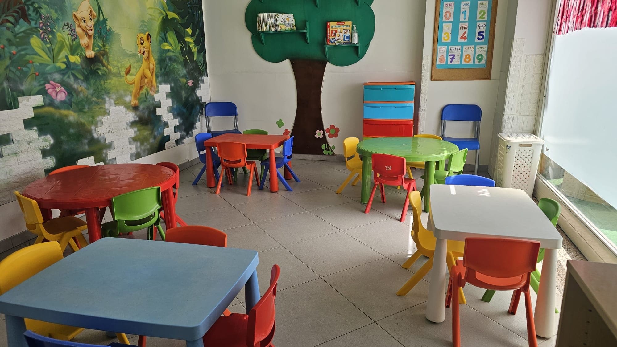 Aula circolare, luce di finestra